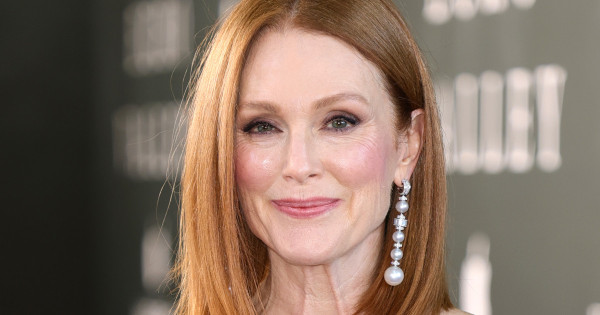 Borítókép: Julianne Moore bemutatja: íme a tökéletes női táska, ami bármilyen szettet sikkesebbé tesz - már 10 ezerért vehetsz hasonlót!