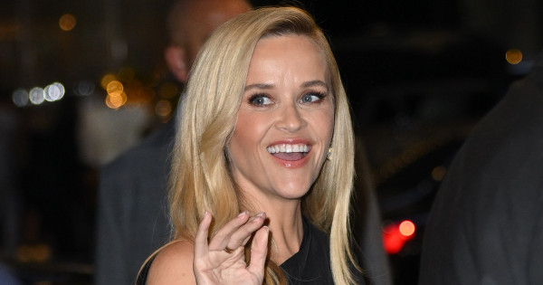 Borítókép: Reese Witherspoon bemutatja: ez az őszi kabát az alacsony nők titkos fegyvere - ennek ott a helye a gardróbodban!