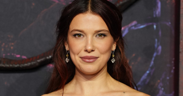 Borítókép: Szende kislányból a vörös szőnyeg merész stílusikonja - Millie Bobby Brown stílusevolúció