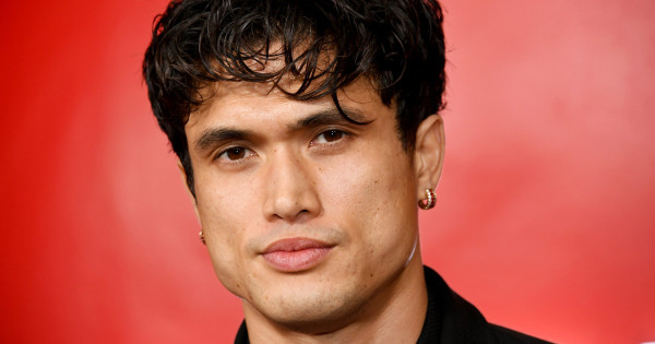 Borítókép: Apa lett a Riverdale szívtiprója! Charles Melton tündéri fotókkal mutatta meg újszülött gyermekét - FOTÓ
