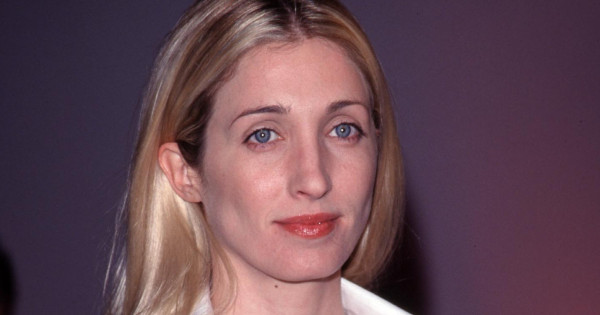 Borítókép: Vissza a ’90-es évekbe: 8 öltözködési trükk, amit érdemes ellesni Carolyn Bessette-Kennedytől
