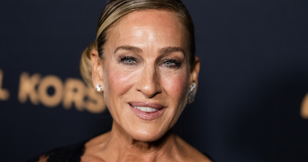 Borítókép: Sarah Jessica Parker erre a krémre esküszik, ha nyaki ráncról van szó - a krém, amiről minden 40 feletti nőnek tudnia kell!