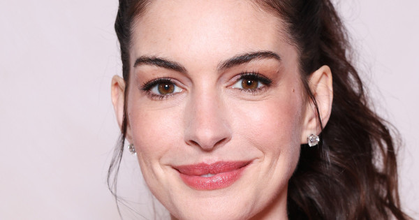 Borítókép: Anne Hathaway bemutatja: íme a nőies, mégis kényelmes outfit, ami kihagyhatatlan a stílusos nők számára 2026 tavaszán