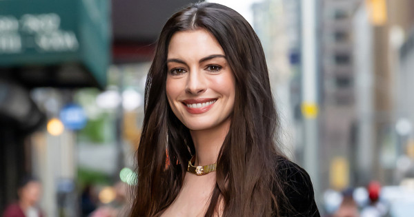Borítókép: Anne Hathaway bemutatja: van élet az adidas Samba után is! A színésznő erre a cipőre esküszik