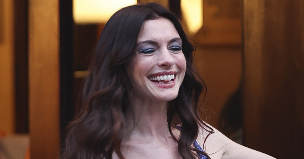 Borítókép: Anne Hathaway visszatért! Itt Az ördög Pradát visel 2. ikonikus sminkje, amitől leesik az állad