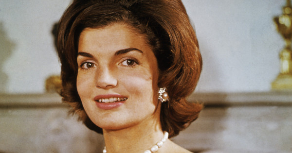 Borítókép: Jackie Kennedy kedvence ismét hódít! Ha idén nyáron egyetlen napszemüveget vennél, akkor ez legyen az