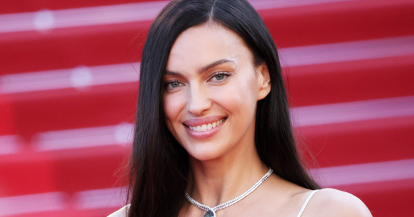 Borítókép: Irina Shayk bemutatja: ilyen a tökéletes nyári ruha, ami ráadásul bizonyítja, hogy a kevesebb néha tényleg több