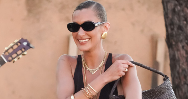 Borítókép: Bella Hadid megmutatta, hogyan viseld egy szetten belül a nyár 3 legnagyobb trendjét - a ruha ráadásul őszre is tuti tipp!