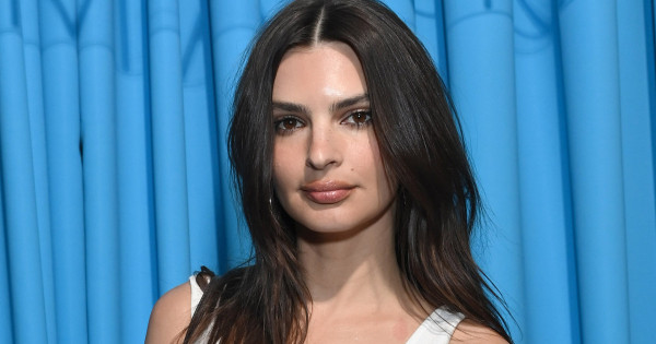 Borítókép: Emily Ratajkowski bemutatja: a kis fekete helyett ez a sokkal izgalmasabb szín hódít 2026 nyarán