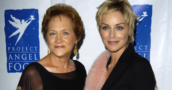 Borítókép: Sharon Stone megrendítő vallomása: ezért kellett távolságot tartania édesanyjától élete utolsó napjaiban
