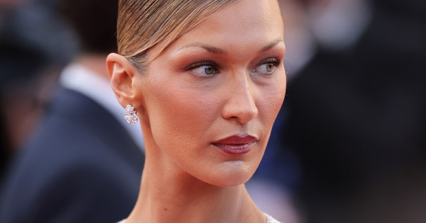 Borítókép: Bella Hadid ismét megszólalt a Lyme-kórral vívott harcáról – fájdalmas fellángolásról beszélt