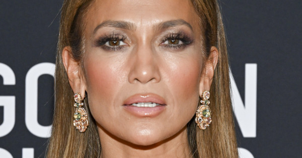 Borítókép: Jennifer Lopez ruhájától eláll a lélegzet! Merész tollas szettben tündökölt a párizsi divathéten
