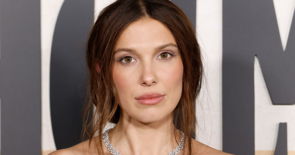 Borítókép: Millie Bobby Brown bemutatja: íme a legszexibb szoknyatrend 2026 nyarán - ráadásul pólóval is tökéletesen mutat!