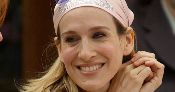 Borítókép: Carrie Bradshaw imádott futónadrágja idén nyáron is letarolja a divatot! Mutatjuk a legjobb trükköket, hogyan hordd szuper stílusosan