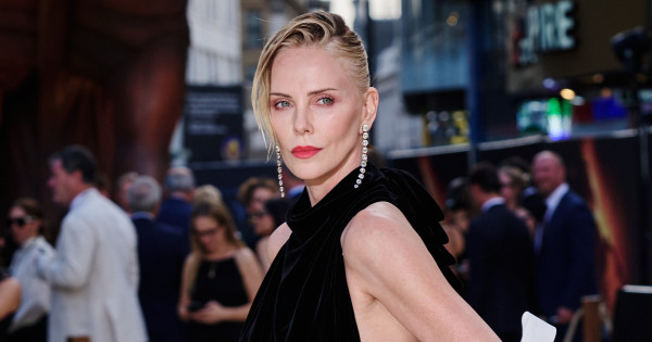 Borítókép: Charlize Theron félmeztelen fotóval hangolódott a vörös szőnyegre, aztán Givenchy-istennőként jelent meg az Odüsszeia premierjén