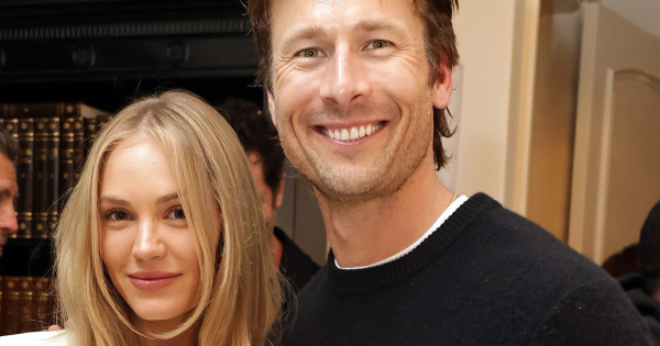 Borítókép: Glen Powell és Michelle Randolph csókolózós képpel jelentették be, hogy együtt vannak - FOTÓ