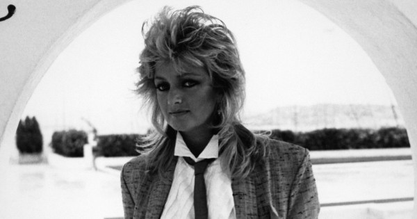 Borítókép: Aki nők millióira volt hatással: Bonnie Tyler 7 ikonikus 80-as évekbeli stíluspillanata, amit sosem felejtünk el