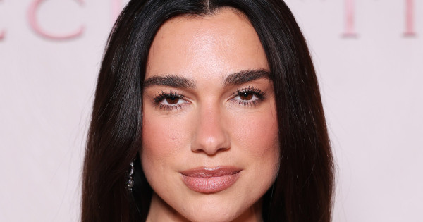 Borítókép: Dua Lipa bemutatja: a '90-es évek kedvenc farmerszíne újra hódít - te bevállalnád?