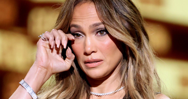 Borítókép: Hatalmas divatbaki! Jennifer Lopez öltözékével súlyosan megsértette a királyi etikettet Wimbledonban
