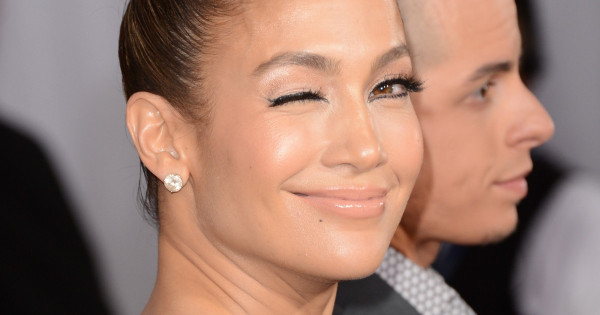 Borítókép: Jennifer Lopez újabb merész lookkal sokkolt: áttetsző ruhában lépett le a magángépről - FOTÓ