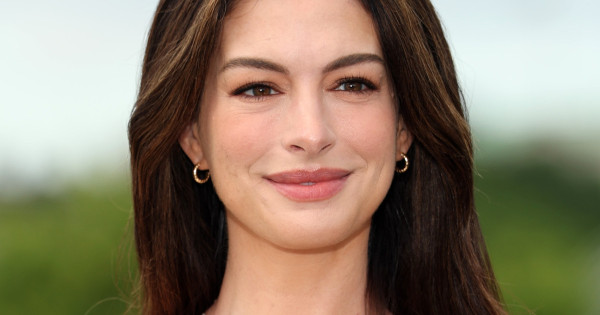 Borítókép: Anne Hathaway kismamaként is stílusikon: 7 szett, amitől leesett az állunk