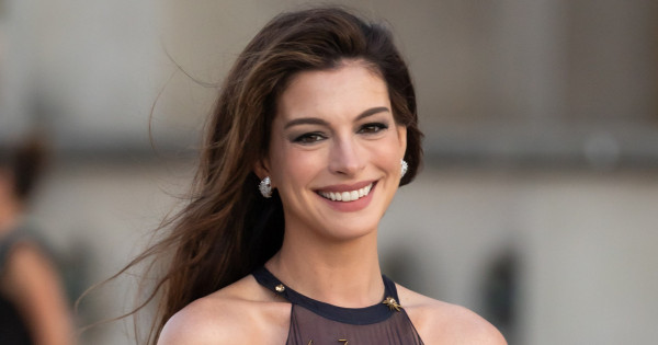 Borítókép: Anne Hathaway outfitje a bizonyíték rá, hogy a kényelem és a stílus kéz a kézben járnak - ennél a nadrágnál most nincs jobb vétel!