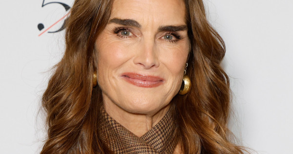 Borítókép: 61 évesen is bikiniben hódít Brooke Shields: a nyár legnőiesebb fazonját választotta - FOTÓ