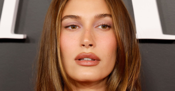Borítókép: Elege lett a kritikákból! Hailey Bieber elárulta, miért kell állandó dadus a kisfia mellé