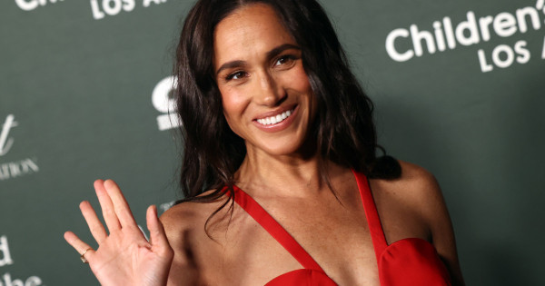 Borítókép: Meghan Markle új bikinis fotóján Diana hercegné ikonikus stílusát idézi meg - FOTÓ