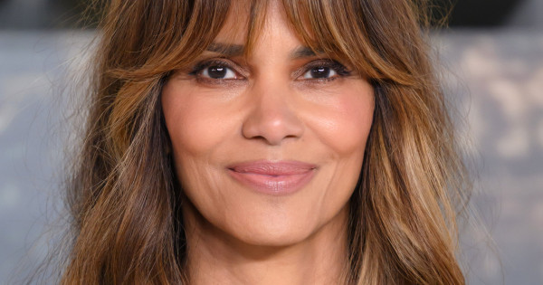 Borítókép: Halle Berry 59 évesen is lenyűgöző: merész fürdőruhában pózolt romantikus nyaralásán - FOTÓ