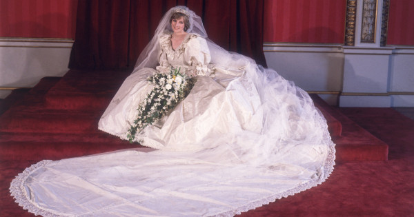 Borítókép: Tízezer gyöngy és 7,5 méteres uszály: Diana hercegné legendás menyasszonyi ruhájának története