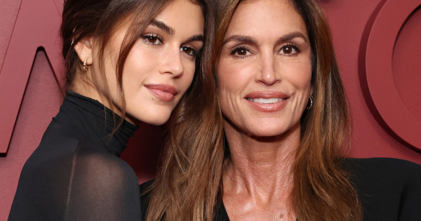 Borítókép: Mintha Cindy Crawford lépett volna vissza a '90-es évekből: Kaia Gerber tökéletesen megidézte édesanyja ikonikus stílusát - FOTÓ