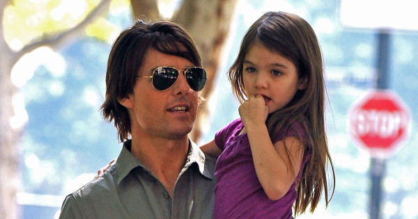 Borítókép: Katie Holmes és Tom Cruise lánya hivatalosan is nevet váltott: most már így hívják Suri Cruise-t
