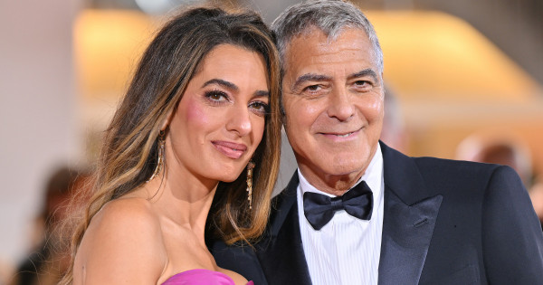 Borítókép: George és Amal Clooney gyerekeikkel együtt menekült el francia birtokáról az erdőtüzek miatt