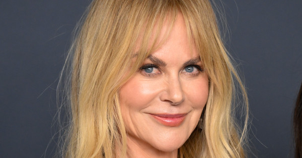 Borítókép: Nicole Kidman merész kivágású fekete ruhában idézte meg az Átkozott boszorkák hangulatátt Los Angelesben