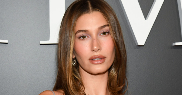 Borítókép: Hailey Bieber bemutatja: a '90-es évek egyik legmegosztóbb hajkiegészítője menőbb, mint valaha