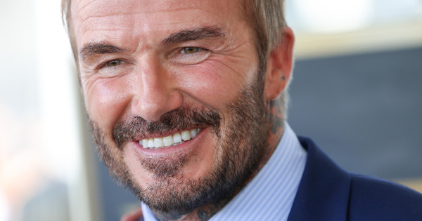 Borítókép: David Beckham lebukott! A strandolós képen végre kiderül, mennyi haja is van valójában - FOTÓ