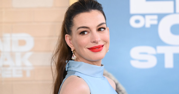 Borítókép: Anne Hathaway megmutatta gömbölyödő pocakját: merész stylinggal érkezett új filmje premierjére
