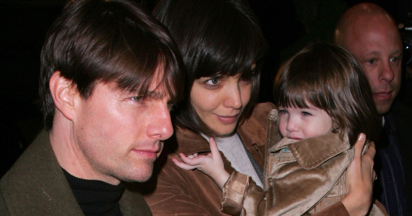 Borítókép: Tom Cruise és Katie Holmes lánya színésznőnek állt: Suri 20 évesen lépett először színpadra