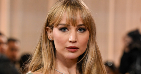 Borítókép: Visszafogott tiniből, a vörös szőnyeg nagybetűs dívája - Jennifer Lawrence stílusnapló