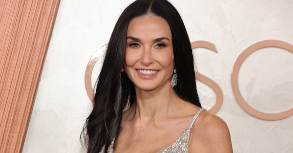 Borítókép: Demi Moore felrúgta az esküvői öltözködés szabályait: lánya nagy napján minden szem rászegeződött