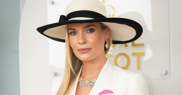 Borítókép: Diana hercegné unokahúga falatnyi bikiniben mutatta meg elképesztő alakját - FOTÓK