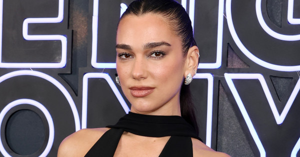 Borítókép: Dua Lipa már most viseli az ősz egyik legnagyobb ruhatrendjét - és 9 ezer forint alatt is beszerezheted!