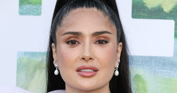 Borítókép: Salma Hayek nagymama lett: a váratlan bababejelentéssel egy másik családi titok is kiderült