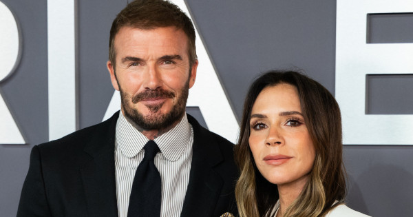Borítókép: Victoria Beckham átlátszó szoknyában randizott Daviddel: a rajongók teljesen kiakadtak a szettjén