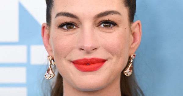 Borítókép: Anne Hathaway bemutatja: a nyár végi körömőrületet, aminél nincs elegánsabb választás - hódít a coconut jelly manikűr!