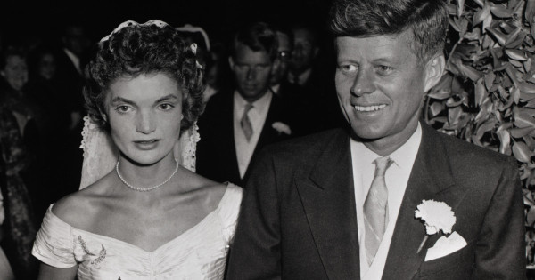 Borítókép: Jackie Kennedy háromszor volt menyasszony, gyűrűi pedig elképesztőek voltak: egyikben egy 40 karátos gyémánt ragyogott