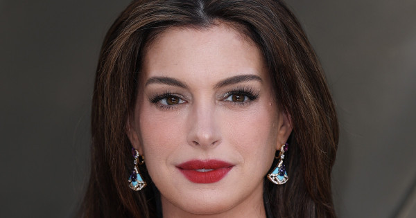Borítókép: Börtönbe zárták Anne Hathaway nagy szerelmét - fogalma sem volt róla, hogy valójában kicsoda!