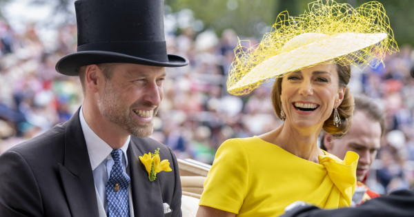 Borítókép: Katalin hercegné és Vilmos herceg családi fotókat mutattak, de egy részlet miatt azonnal Meghan Markle-t emlegették