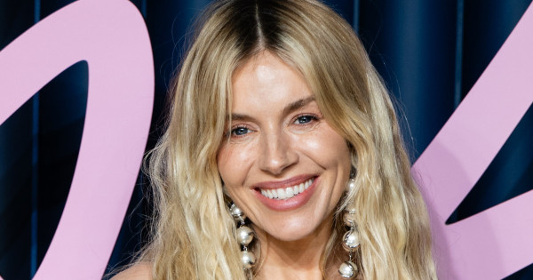 Borítókép: Sienna Miller nem a szájára használja ezt a népszerű sminkterméket
